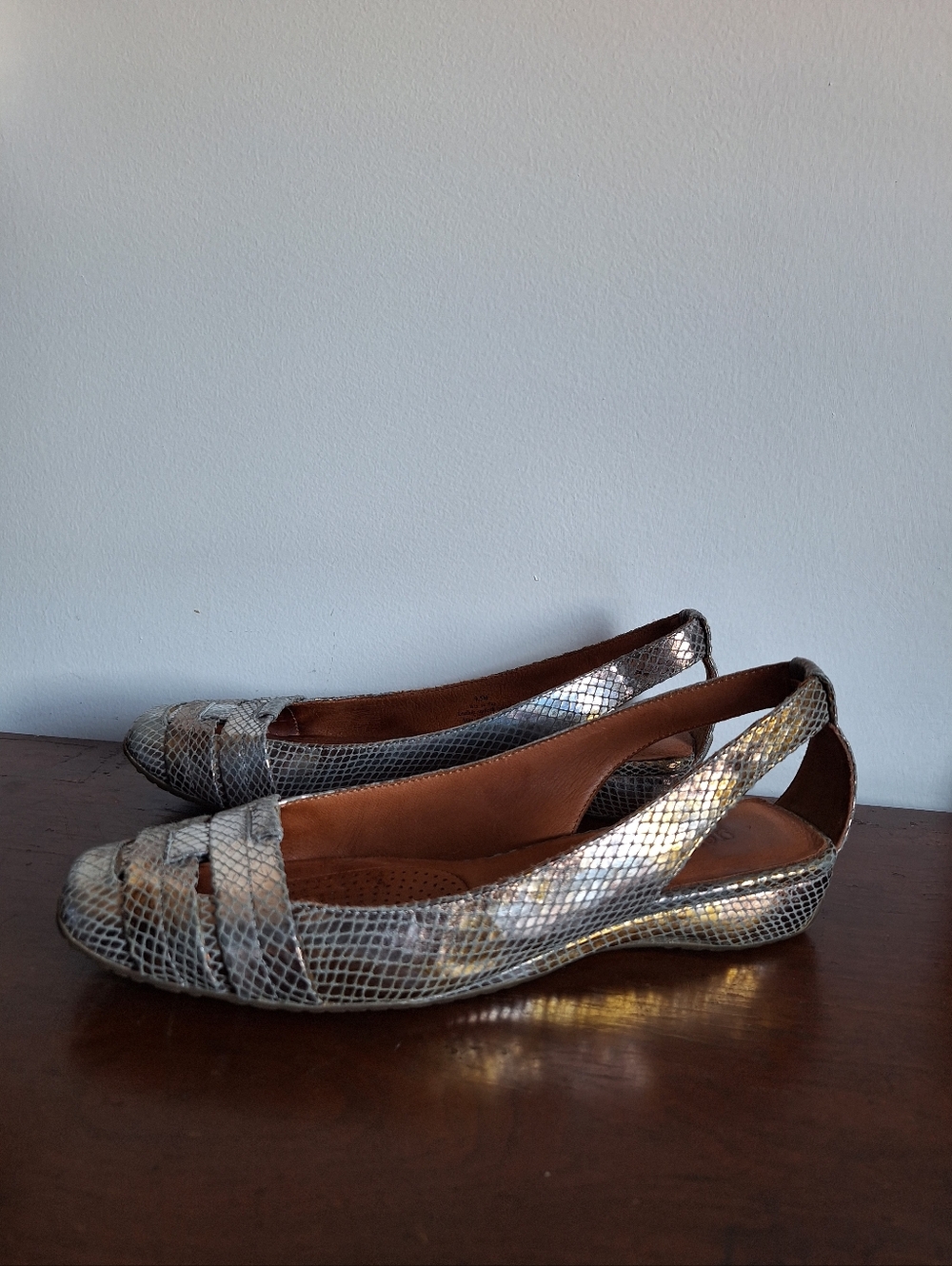 GENTLE SOULS SANDALS by Kenneth Cole Its so Fun Silver Gold Metallic 9.5M